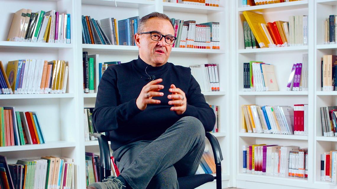 Bienes comunes, conflictos socioambientales e historia confluyen en esta entrevista con Antonio Ortega, historiador, profesor en la Universidad de Granada y uno de los principales representantes de la historia ambiental en España. Antonio propone una mirada crítica y decolonial sobre nuestro pasado y por tanto también sobre el presente, desde Abya-Yala (América Látina) hasta Andalucía con parada en Guinea Ecuatorial, entrelazando saberes, cuerpos y territorios  Antonio Ortega Santos es docente universitario, una institución a la que también analiza desde una mirada crítica y decolonial, donde coordina el grupo interdisciplinar Stand UGR - South Training Action Network of Decoloniality.